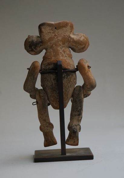 Anthropomorphic statuette presenting a character...