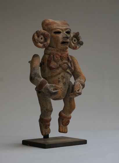 Anthropomorphic statuette presenting a character...