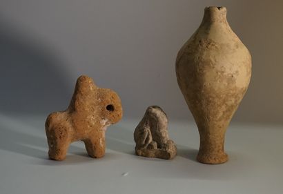 Ensemble composé d'un lion assis acéphale...