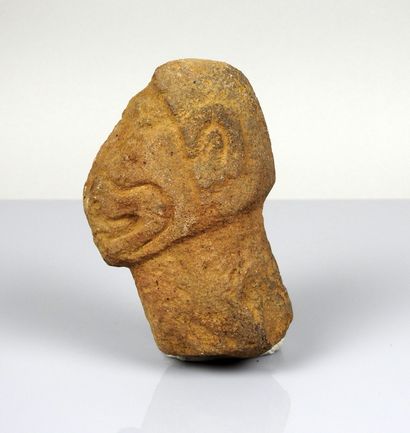 Fragment de pilier se terminant par une tête...
