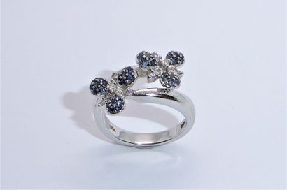 BAGUE en or blanc 18K (750/°°), figurant...