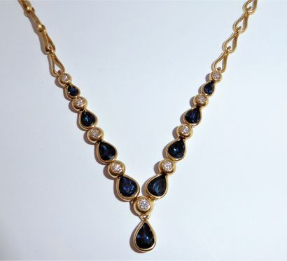 COLLIER en or jaune 18K (750/°°) ponctué...
