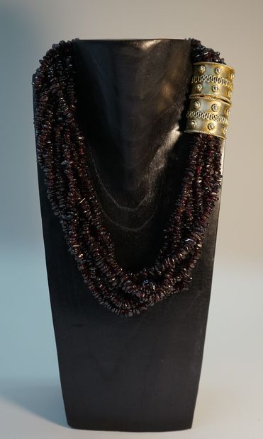 NECKLACE with 8 rows of irregular garnet...