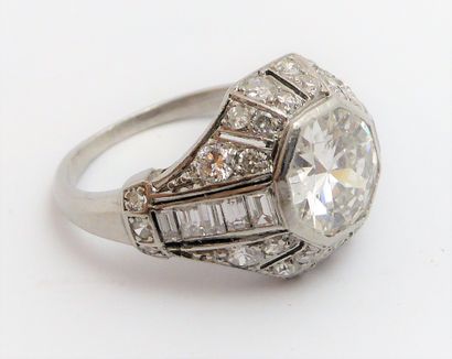 ART DECO platinum ring set with a central...