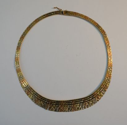 COLLIER collerette plat composé de lames...