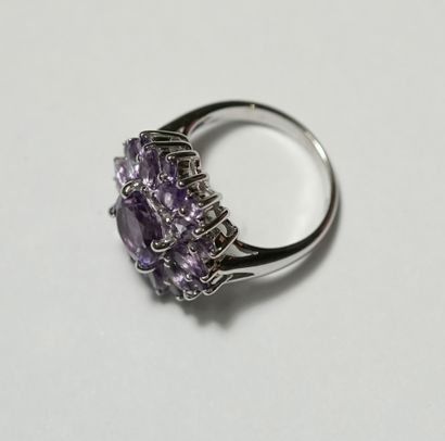 BAGUE fleur en argent 925/°° sertie d'améthystes...