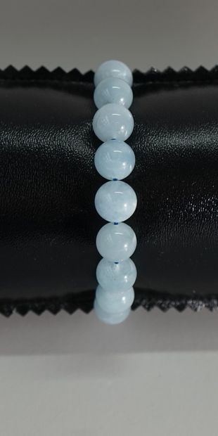 BRACELET composé de boules d'aigue-marine...