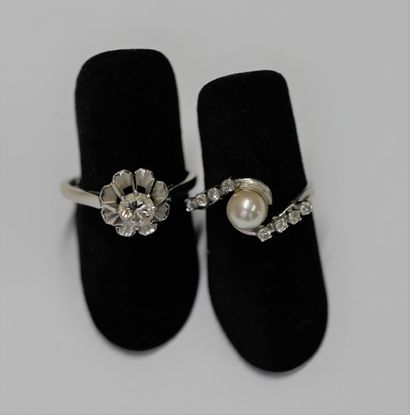 ENSEMBLE de 2 BAGUES en or gris 18K (750/°°):...