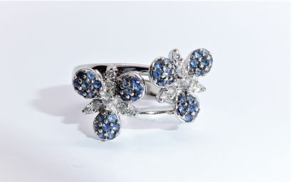 BAGUE en or blanc 18K (750/°°), figurant...