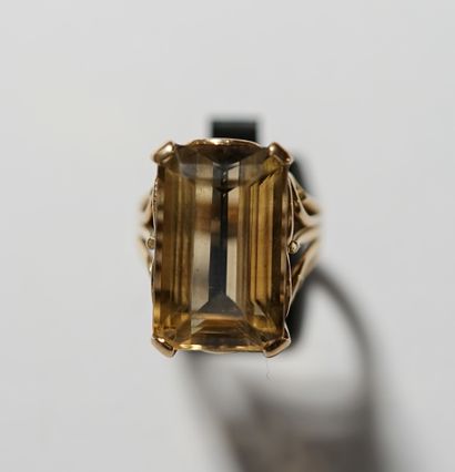 IMPORTANTE BAGUE en or jaune 18K (750/°°),...