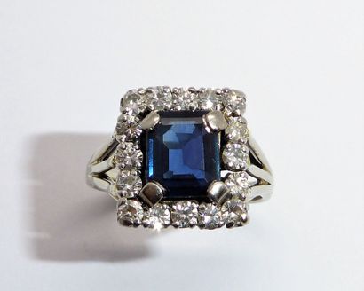 BAGUE en or blanc 18K (750/°°) carrée, centrée...
