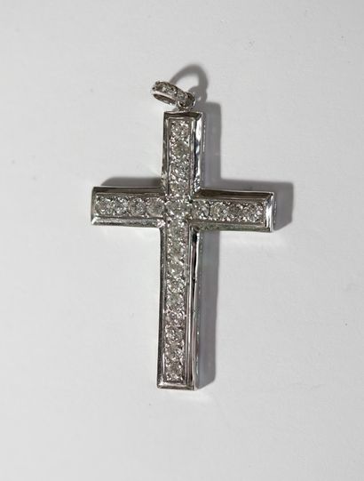 PENDENTIF CROIX en or gris 18k (750/°°) sertie...