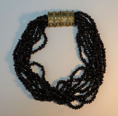 NECKLACE with 8 rows of irregular garnet...