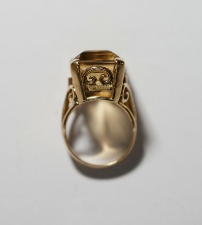 IMPORTANTE BAGUE en or jaune 18K (750/°°),...