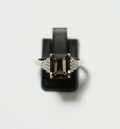 RING in 9K yellow gold (375/°°), set with...