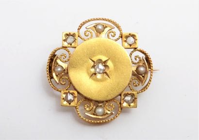 A 18K (750/°°) yellow gold brooch, set with...
