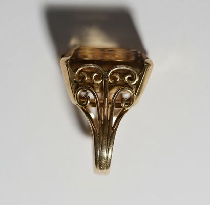 IMPORTANTE BAGUE en or jaune 18K (750/°°),...