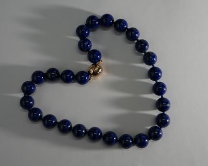 COLLIER composé de boules de lapis lazuli,...