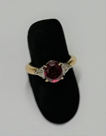 BAGUE en or jaune 18k (750/°°) centrée d'un...