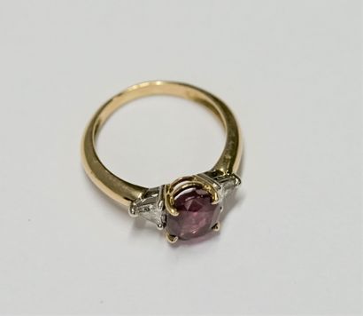 BAGUE en or jaune 18k (750/°°) centrée d'un...