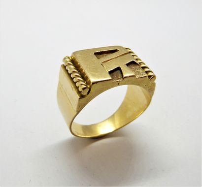 CHEVALIERE en or jaune 18K (750/°°), chiffrée,...