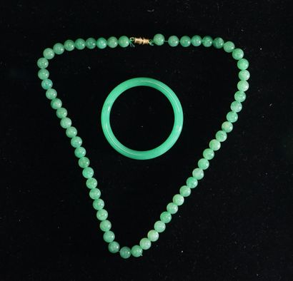 NECKLACE in green serpentine balls and small...