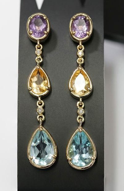 PAIRE DE PENDANTS D'OREILLES en argent doré...