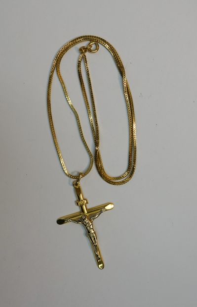 CHAINE et CROIX en or jaune 18k (750/°°).

L:...
