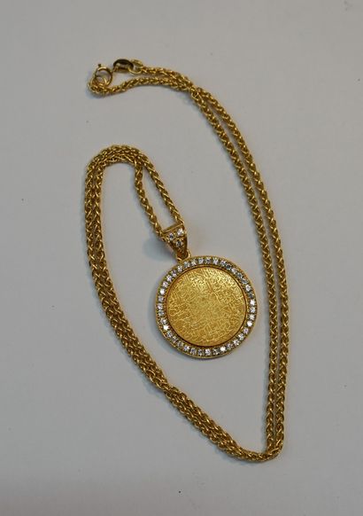 AC- PENDENTIF rond serti de pierres blanches...