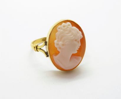 18K (750/°°) yellow gold ring set with an...