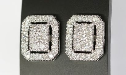 PAIRE DE CLOUS D'OREILLES en or gris 18K...