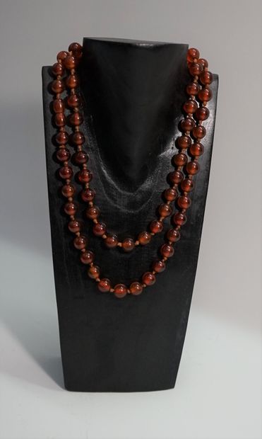 SAUTOIR made of amber beads. D: 10mm. L:...