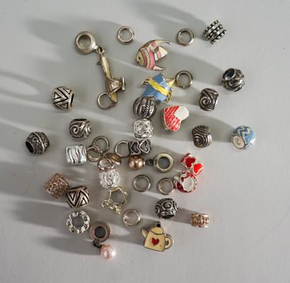 ENSEMBLE de 40 PERLES diverses en argent...