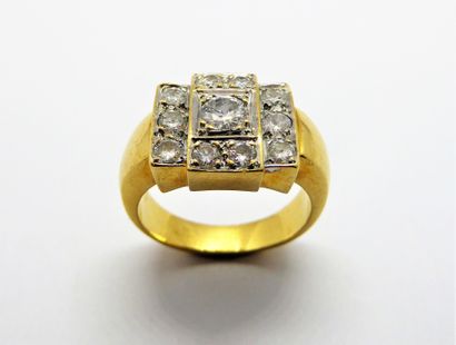 18K (750/°°) yellow gold ring with a square...