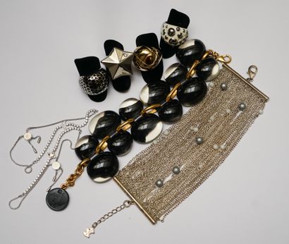SET of costume jewellery in metal, rhinestones...