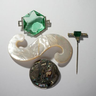 SET composed of a mother-of-pearl belt buckle...