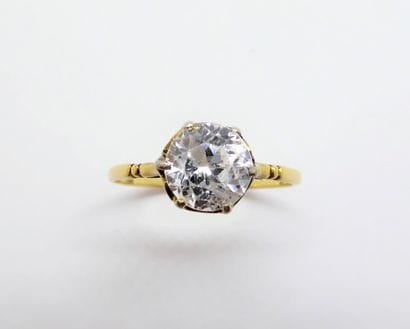 18K (750/°°) yellow gold ring set with a...