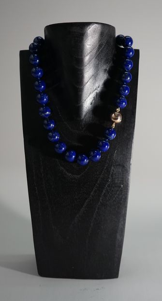 COLLIER composé de boules de lapis lazuli,...