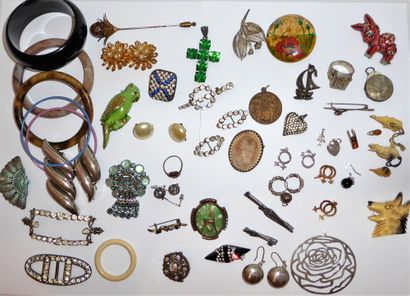 ENSEMBLE de BIJOUX FANTAISIE, dont 57.5g...