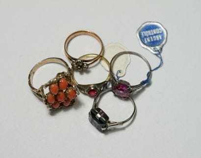 LOT OF 5 RINGS, 2 of which are silver (4.9g),...