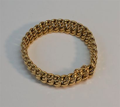 BRACELET in 18k yellow gold, American stitch.

L:...