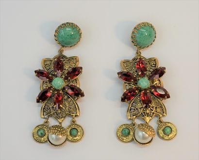 THOT GIOEILLI - PAIR OF EAR PENDANTS (pierced...