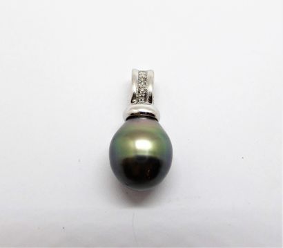 PENDENTIF en or blanc 18K (750/°°) orné d'une...