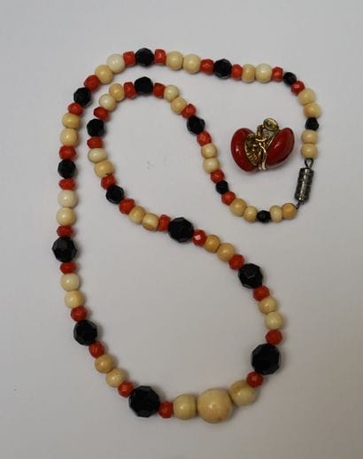 NECKLACE made of faceted coral beads, ivory,...