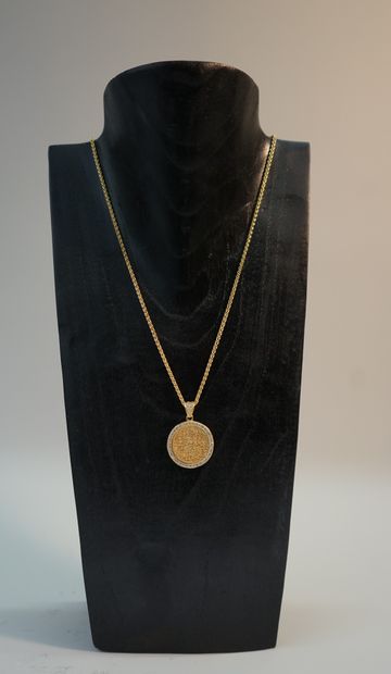 AC- PENDENTIF rond serti de pierres blanches...
