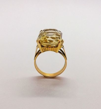 RING in 18K (750/°°) pink gold, set with...