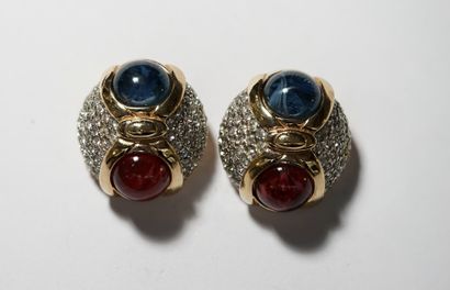 PAIR OF CLIPS in gold metal, rhinestones,...