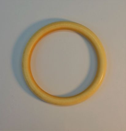 BRACELET rigid rush in ivory. Circa 1920

D....