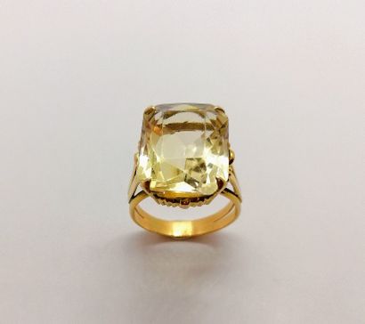 RING in 18K (750/°°) pink gold, set with...