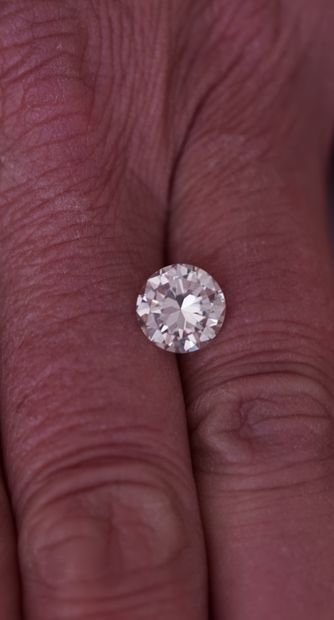 
Brilliant cut diamond. Weight: 2.12ct, color:...